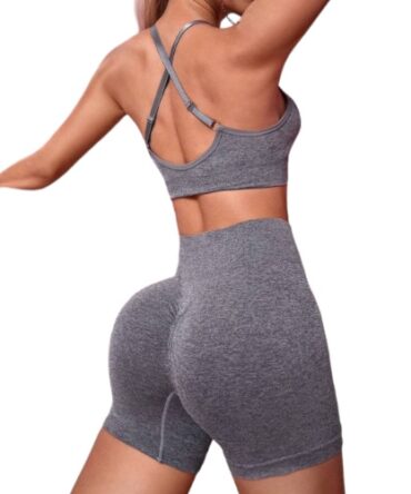 Conjunto deportivo gris