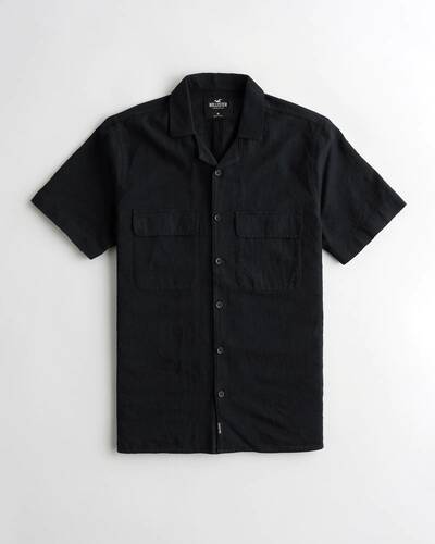 Camisa negra Hollister con bolsillos delante